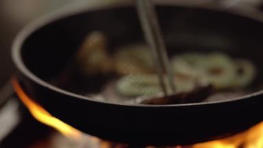 鱿鱼环烹饪煎锅